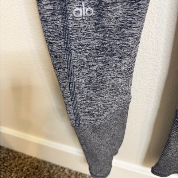 ALO Yoga Light Gray and Heather Gray Leggings - Picture 9 of 13